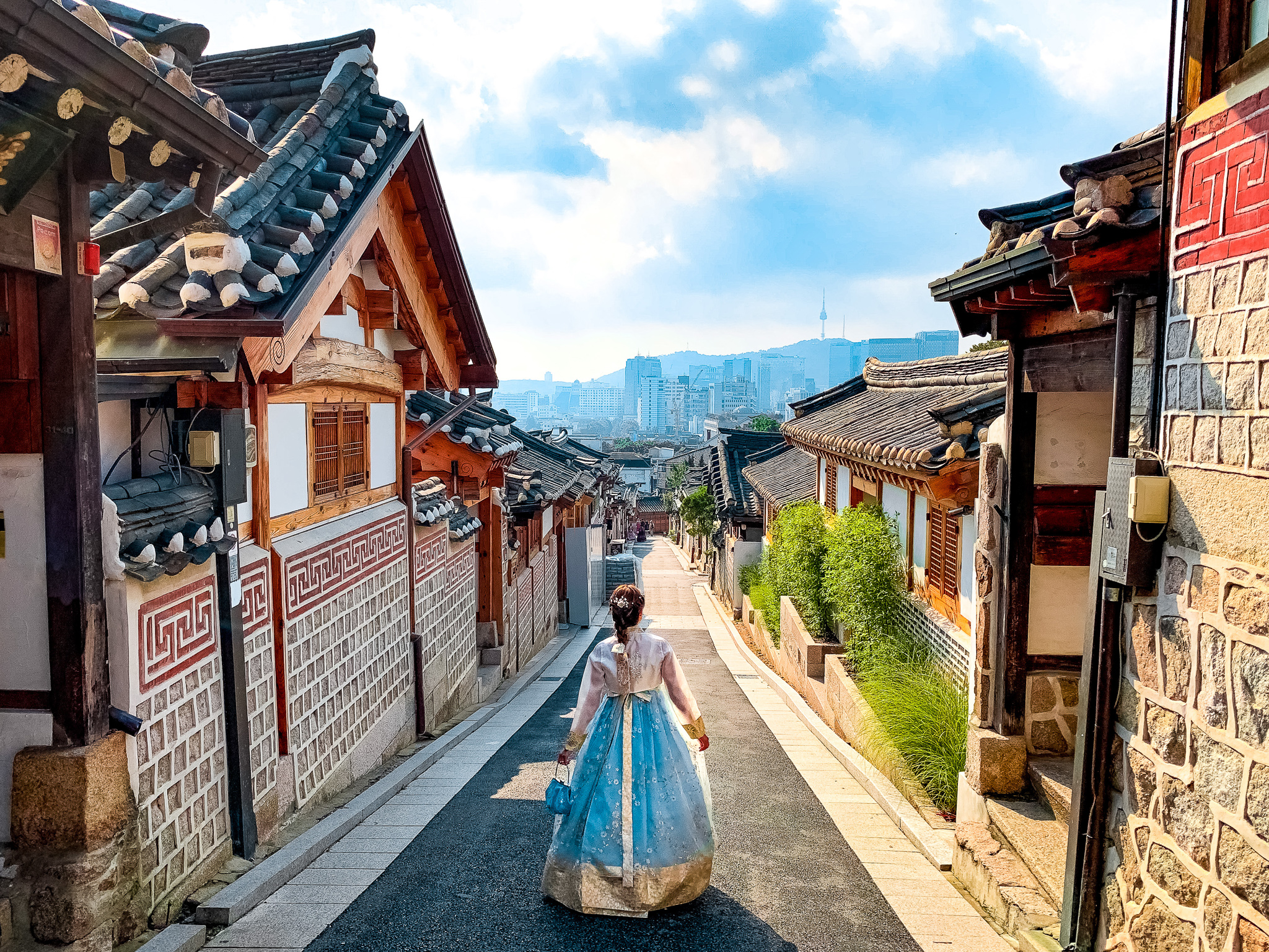 bukchon hanok village gahoe dong seoul hanbok