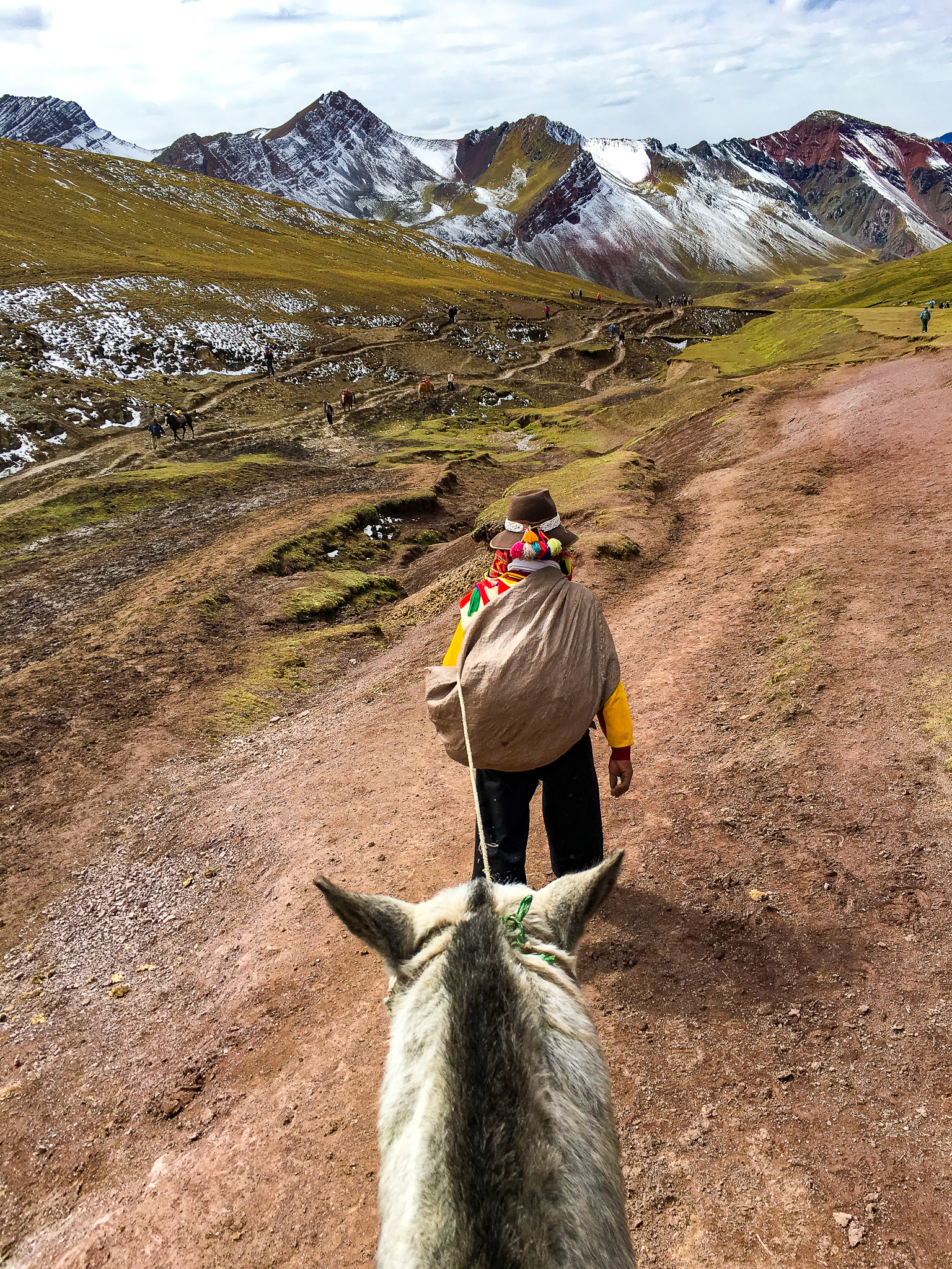 rainbow mountain vinicunca flashpacker connect horse ride